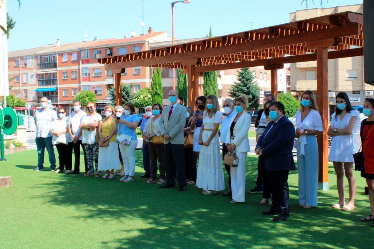 La Corporación municipal y asistentes al acto de inauguración. | eñe