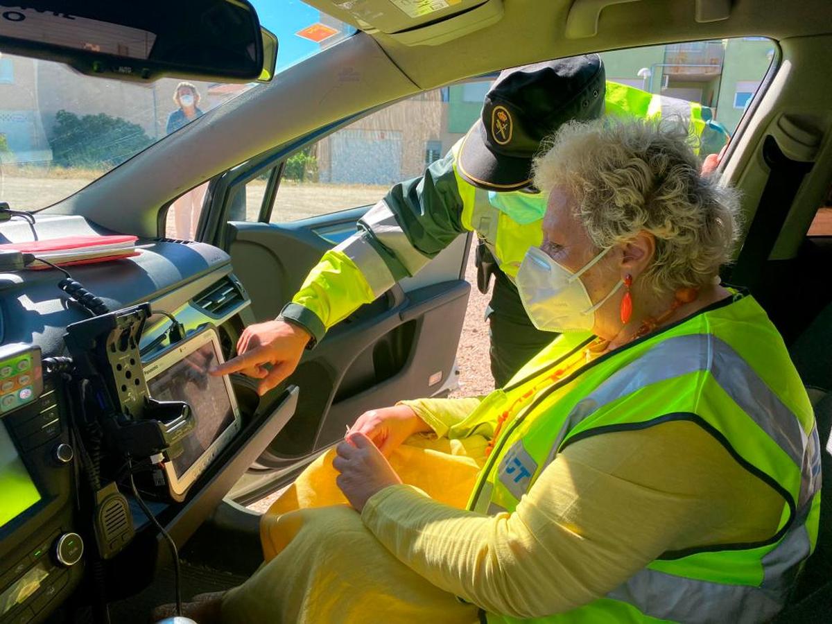 La subdelegada, Encarnación Pérez, en un coche radar de la Guardia Civil.