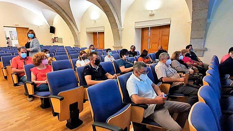 Imagen de los asistentes a la reunión sobre la peatonalización propuesta por el grupo Tú Aportas