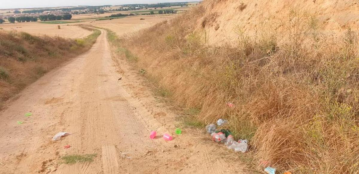 Vasos, botellas y hasta mascarillas, en uno de los caminos de Cantalpino.