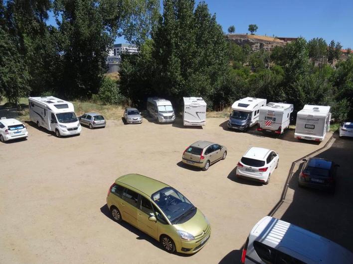 Varias autocaravanas estacionadas en el aparcamiento de Salas Bajas.