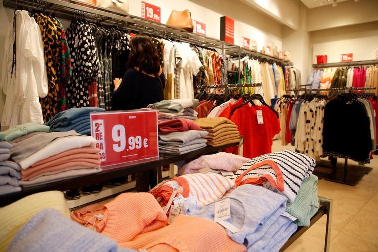 Cartel anunciando segundas rebajas en una tienda de textil de Salamanca.