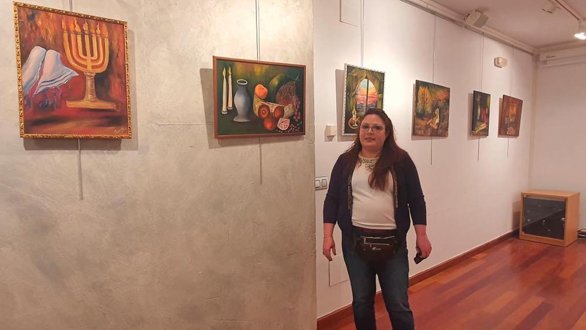 La cubana Carmen García muestra su pasión por la pintura en una exposición en el Museo Judío de Béjar.