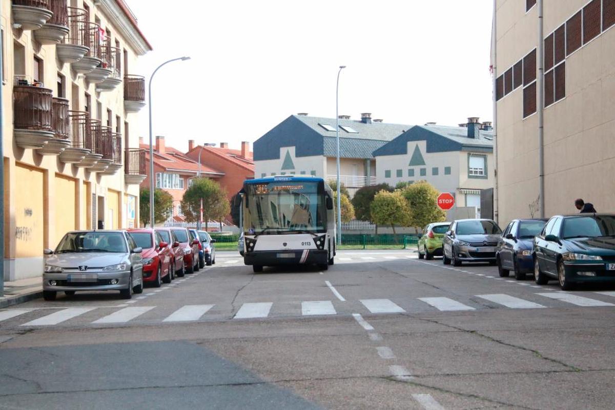 El autobús metropolitano a su paso por la localidad de Villares de la Reina.