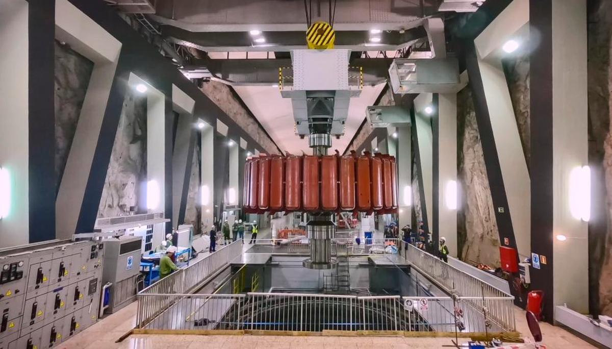 Momento en el que la nueva turbina es instalada en la central hidroeléctrica de Aldeadávila