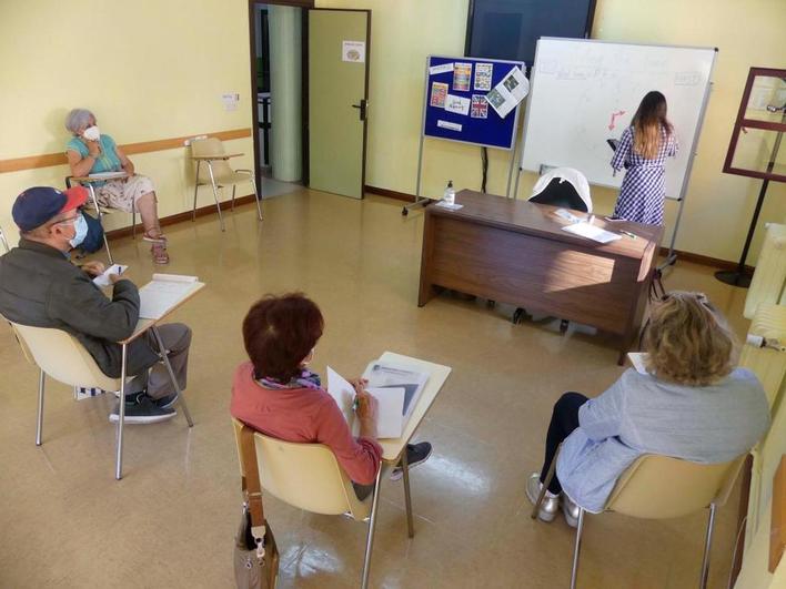 Clase de inglés en el centro municipal de mayores Juan de la Fuente