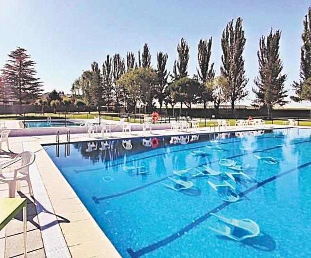 Sillas flotando en las piscinas municipales de Villoria