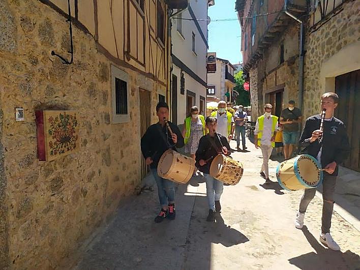 Javier, Marcos y Sergio, los tres jóvenes tamborileros de San Esteban, marcaban el paso a los visitantes durante el recorrido por la ruta
