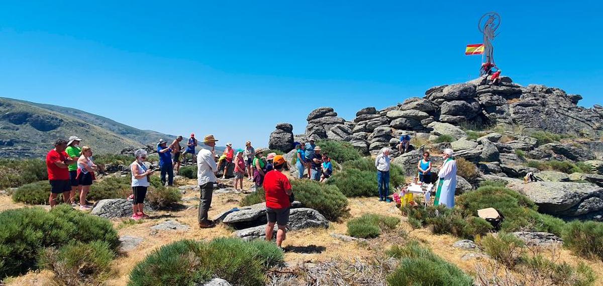 Imagen de parte de los asistentes a la misa de campaña celebrada en el Pico Alaiz a los pies de María Auxiliadora