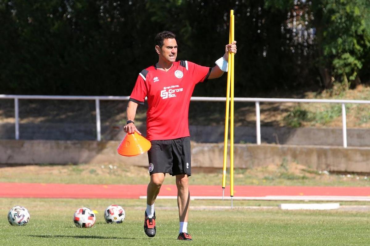 Dani Mori colocando dos picas en un entrenamiento del Unionistas