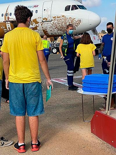 Fotografía publicada en Twitter por la Embajada de España en Malta informando del regreso de los estudiantes confinados.