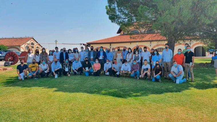 Mañueco acompañado por jóvenes agricultores y ganaderos tras la presentación del Plan Agricultura y Ganadería Joven