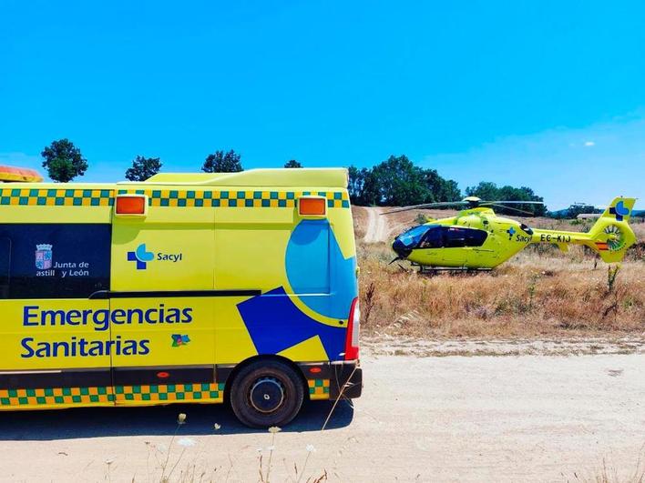 Una ambulancia y un helicóptero de Sacyl.