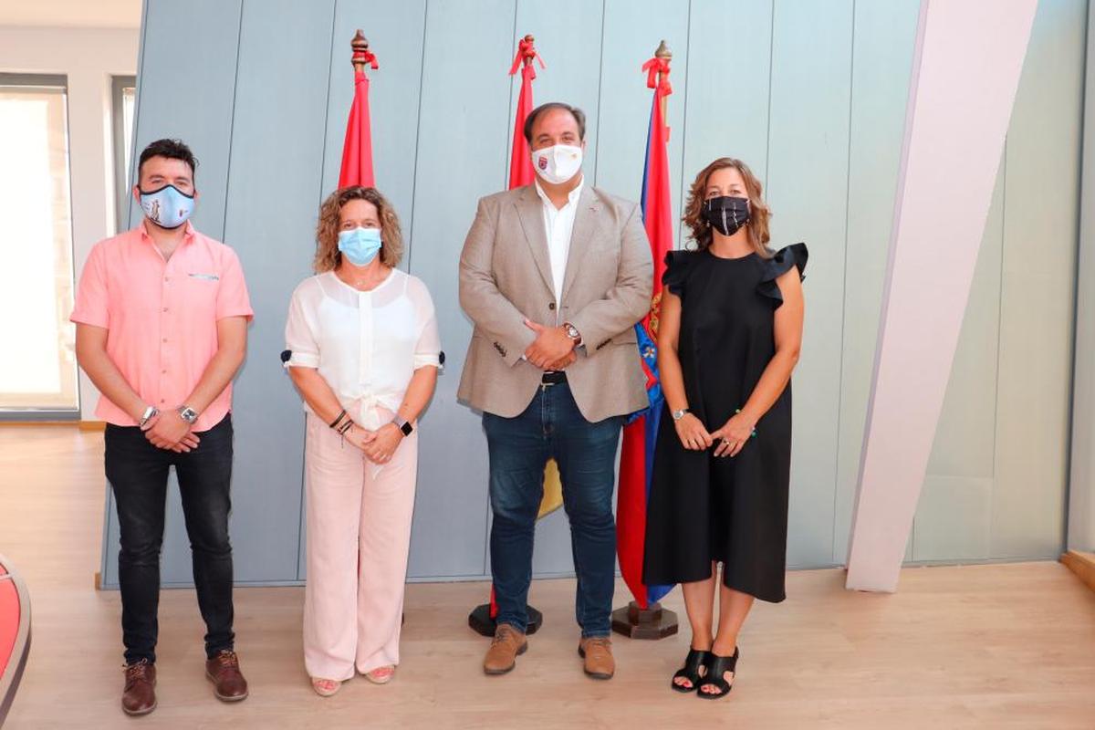 Roberto Hernández, Esther Moreno, Roberto Martín y María Jesús Moro, ayer en el Ayuntamiento.