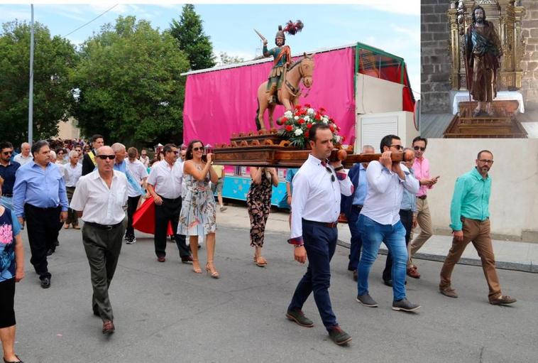 Última procesión con Santiago “matamoros” y a la derecha, la imagen de Santiago peregrino.