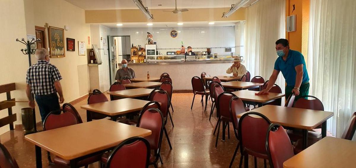 Usuarios y personal de cafetería y limpieza, ayer en la apertura del Hogar de Mayores de Béjar después de 16 meses.
