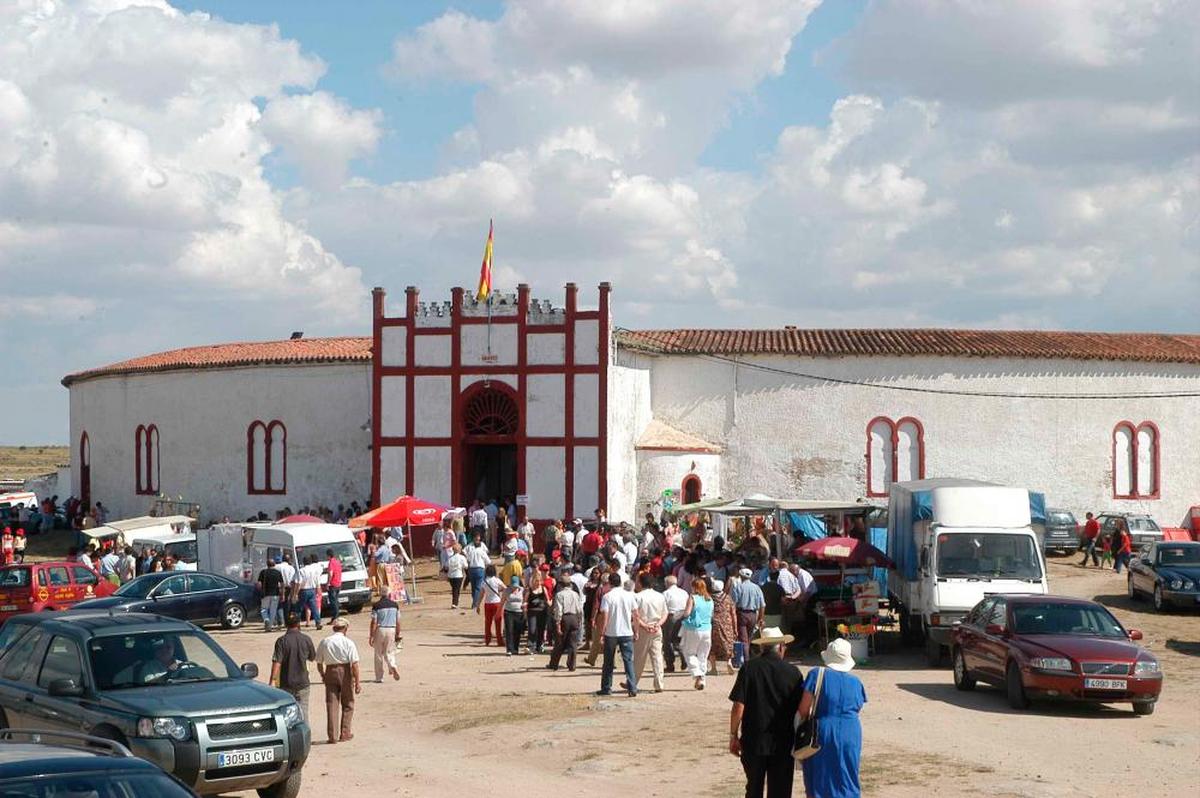 Público entrando a un espectáculo en el coso taurino de Ledesma.