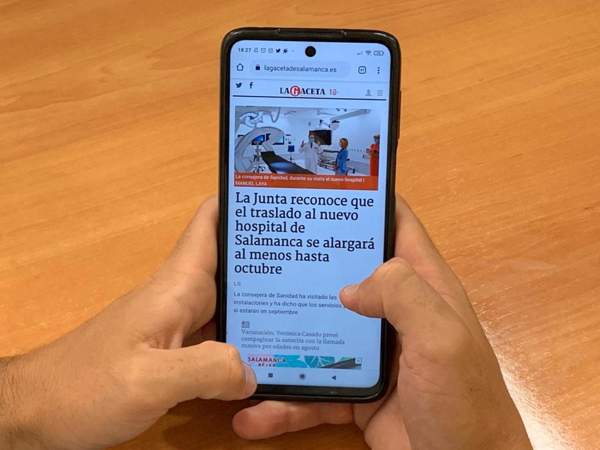 Una persona visualiza en su móvil la edición digital de LA GACETA