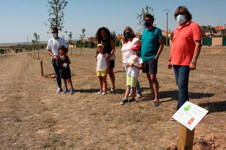 Representantes municipales y padres, en el Bosque de los Niños.