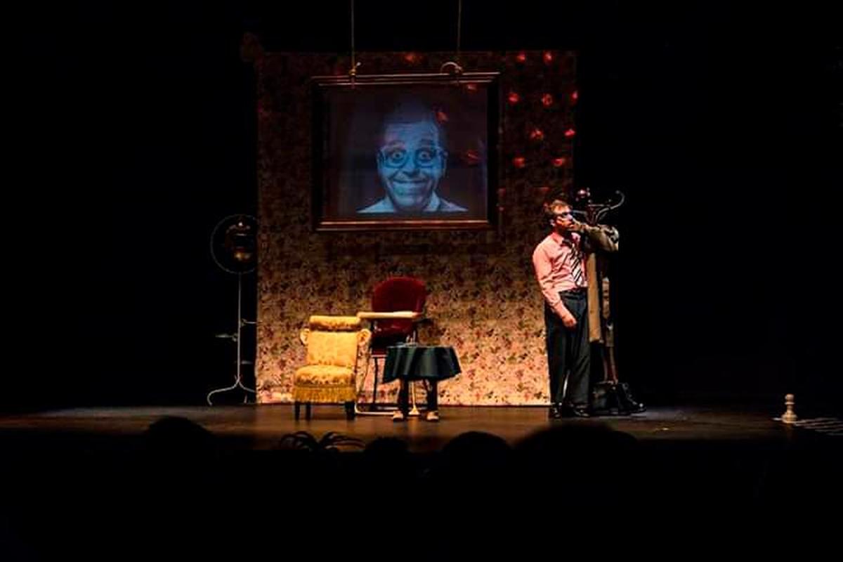 Jes Martin’s interpreta una obra de teatro en el Liceo.