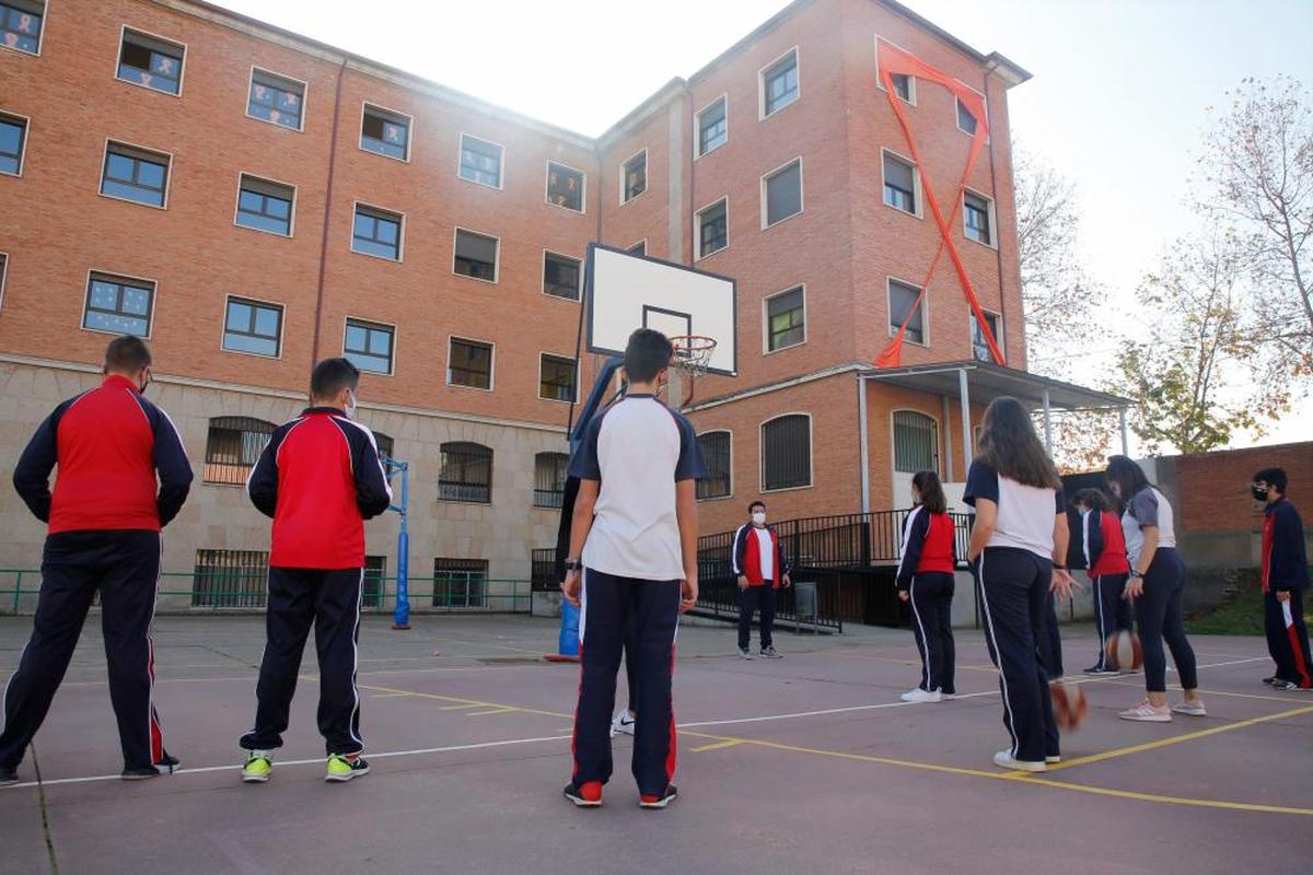 Niños en el patio de un colegio de Salamanca.