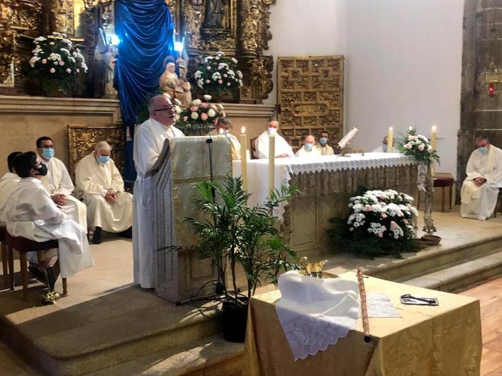 Momento en el que Vicente Roig se dirigió ayer a los feligreses de Candelario.