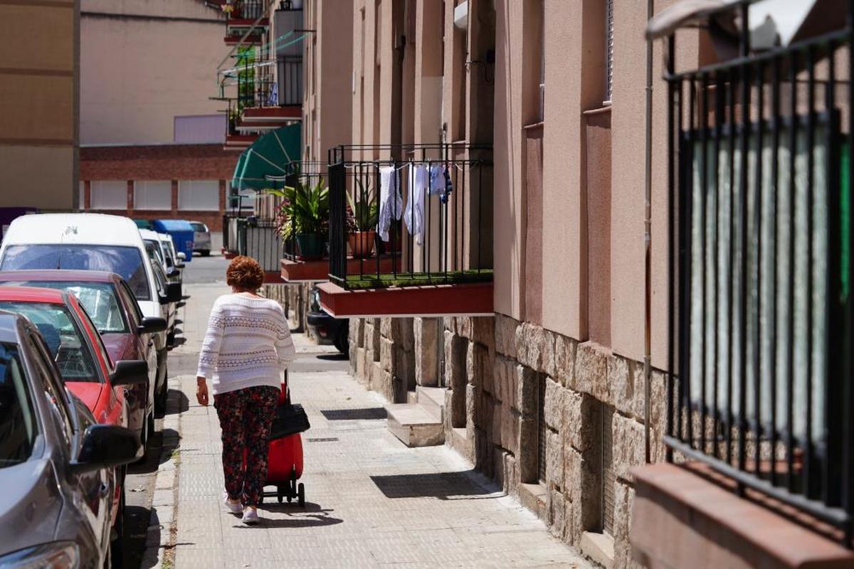 Peligrosos ‘balcones colgantes’ sobre la acera