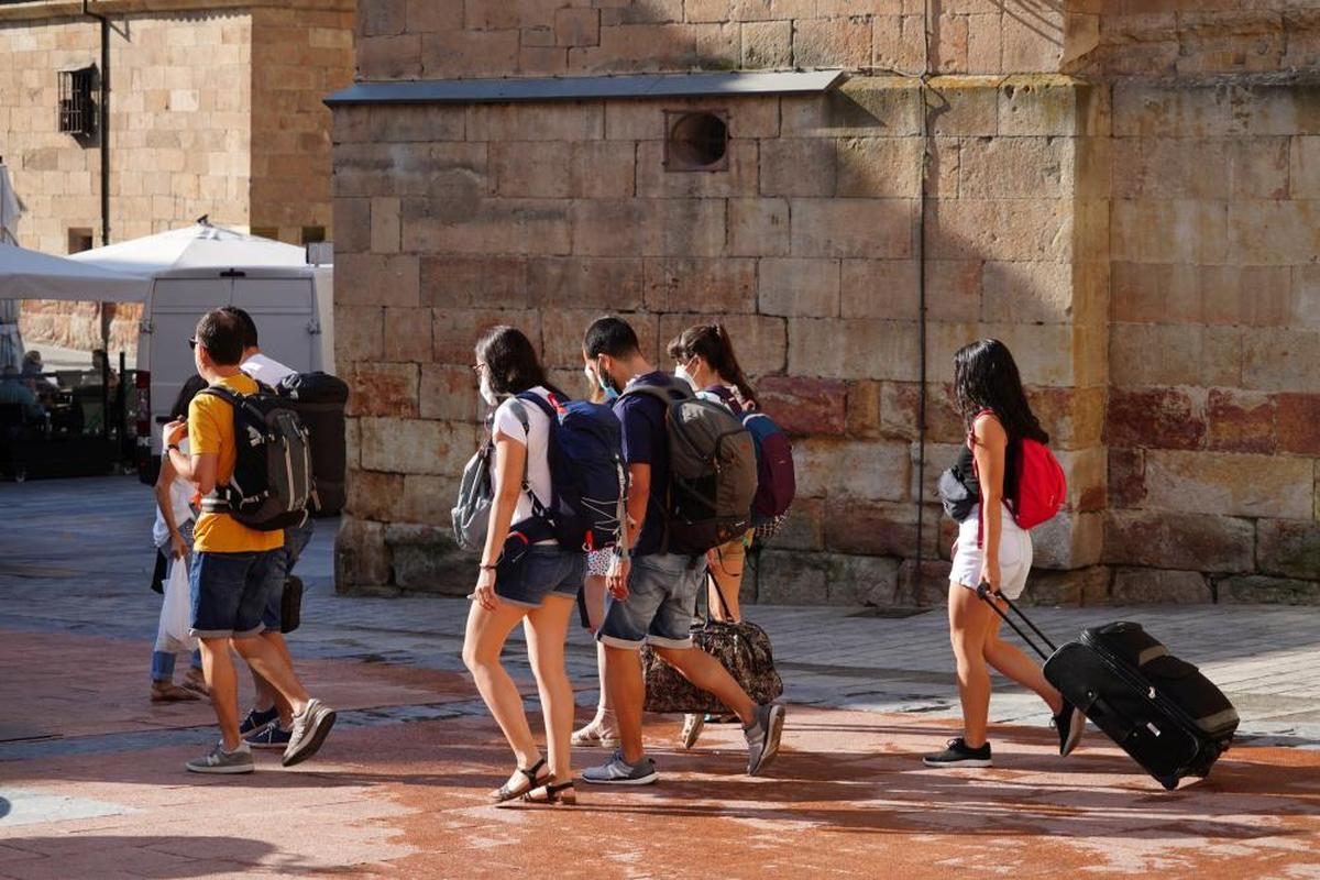 Varios jóvenes de viaje, algo impensable durante muchos meses de la pandemia. I MANUEL LAYA