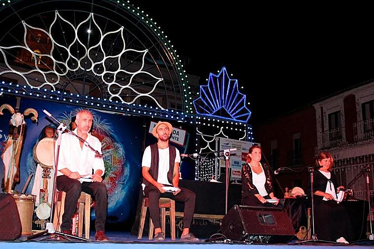 El grupo Mayalde, en una de sus actuaciones en las fiestas de Peñaranda.