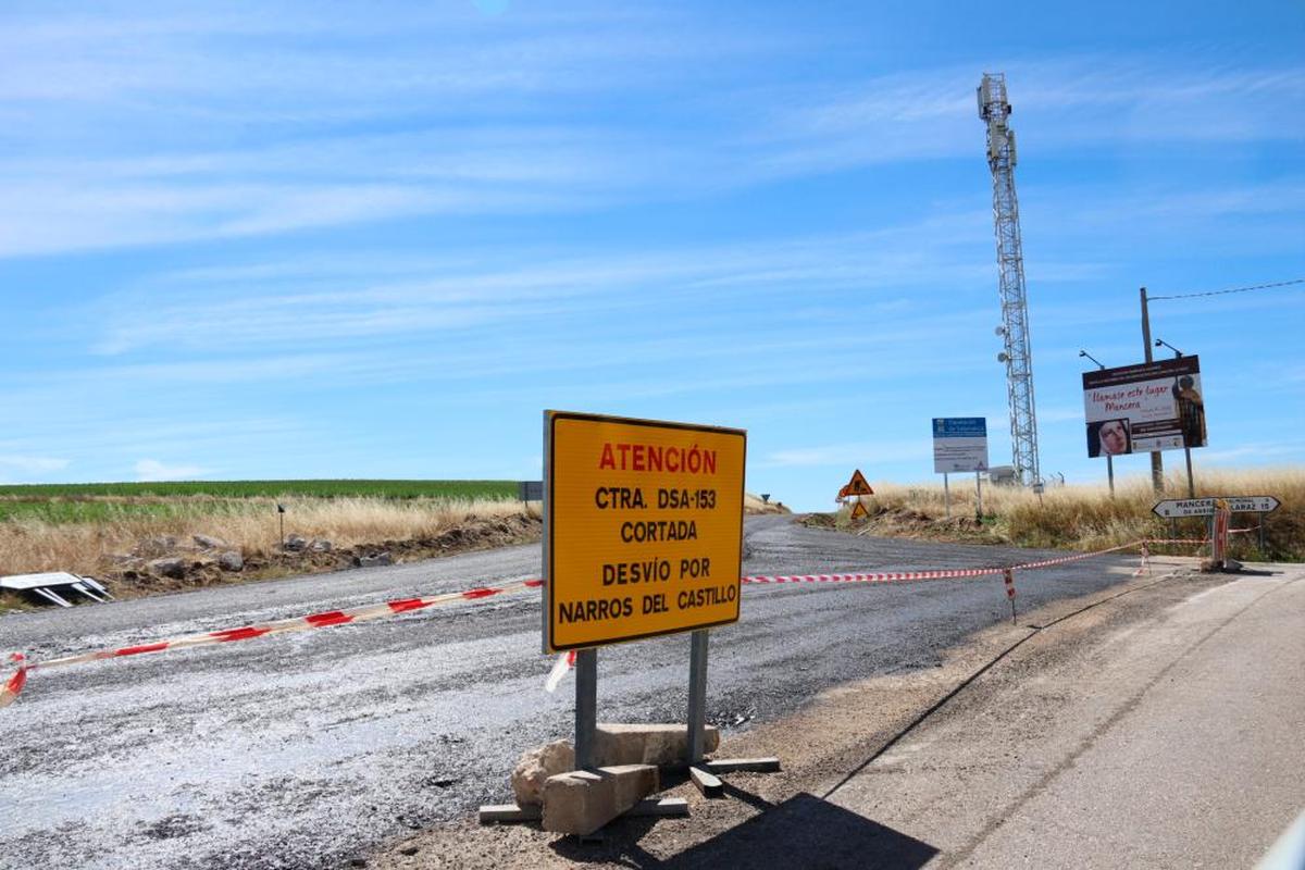 Señalización que indica el corte de la carretera DSA-153 y el desvío por Narros del Castillo.