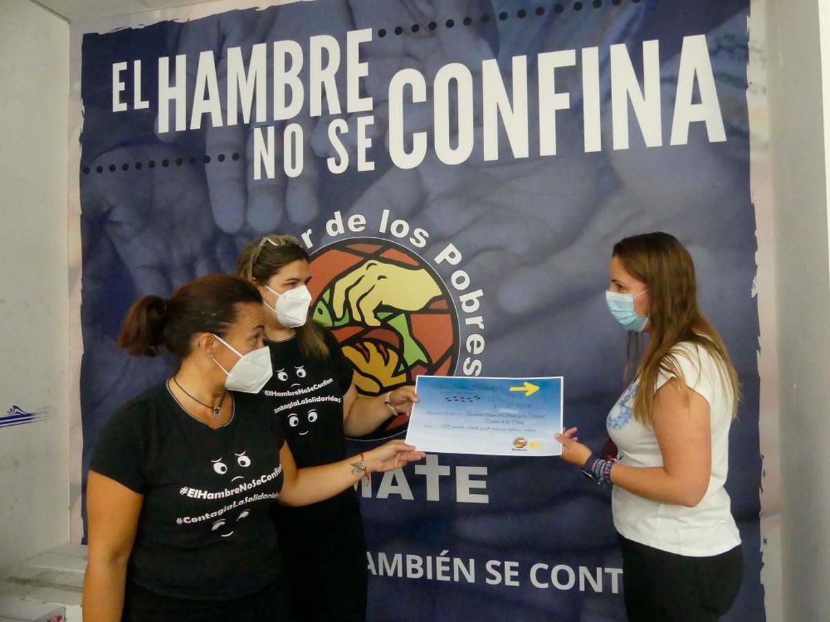 María Teresa Hernández entrega la recaudación a las voluntarias Rocío Ledesma y Alicia Sánchez.