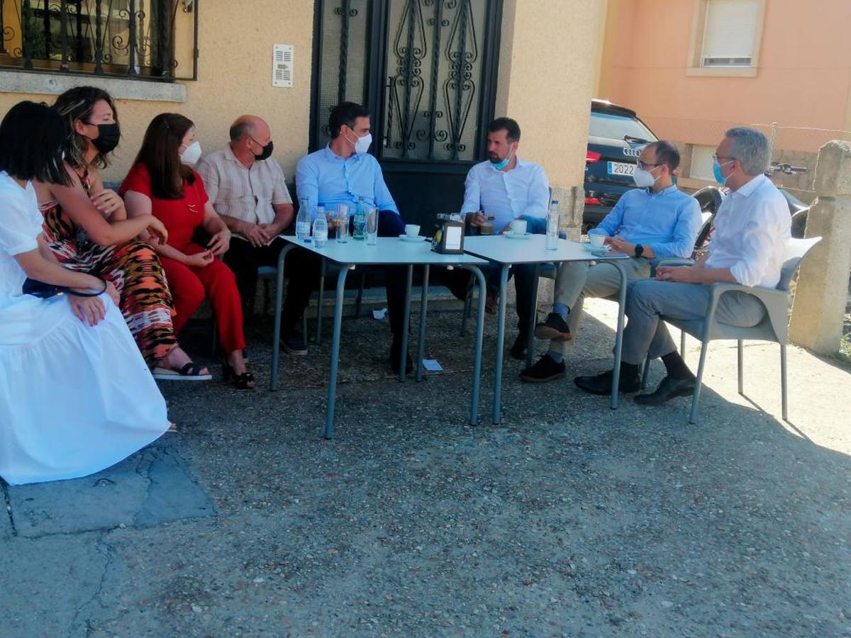 Pedro Sánchez acompañado de autoridades socialistas.