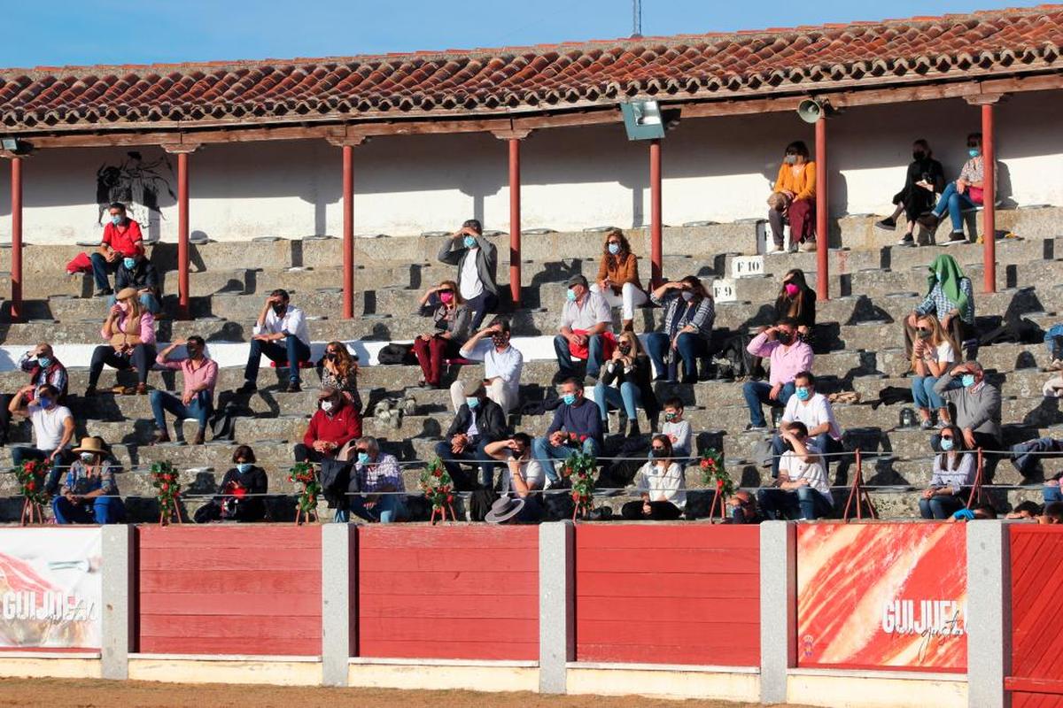 El tendido lleno de personas con distancia de seguridad y mascarilla.