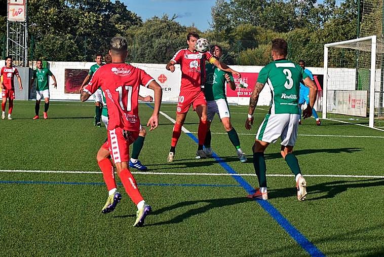 Un lance del encuentro entre el Guijuelo y el Unionistas.