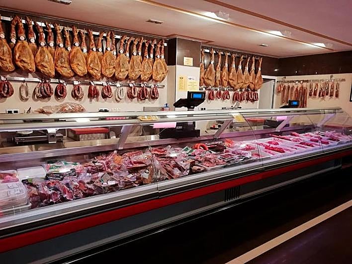 Gran surtido de jamones, embutidos y carnes frescas de Carnicería Antonio Pérez.