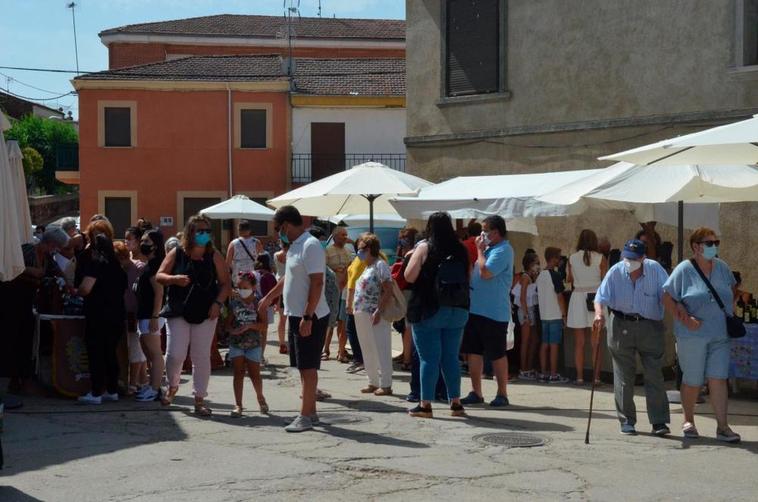 Mercado de Hinojosa en la plaza del pueblo, en agosto del año pasado.