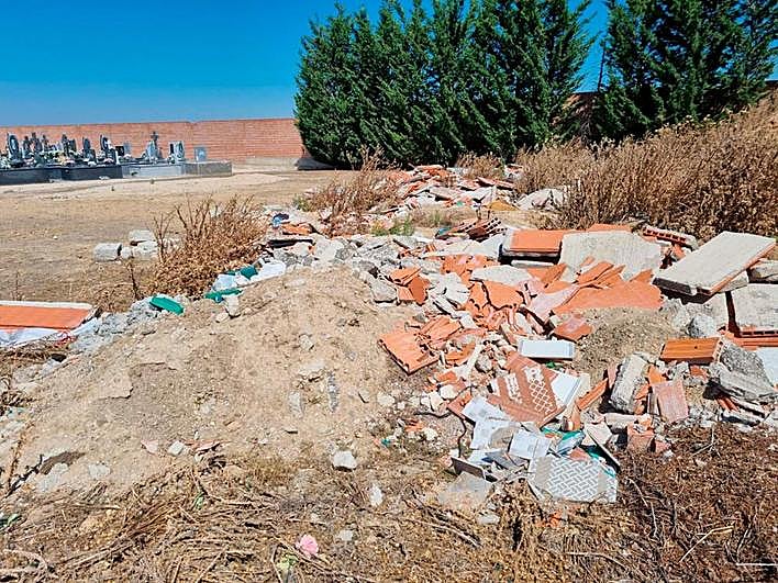 Escombros en el cementerio a escasa distancia de los enterramientos de los difuntos.
