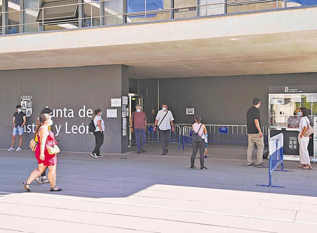 Acceso a la delegación de la Junta de Castilla y León en Salamanca.