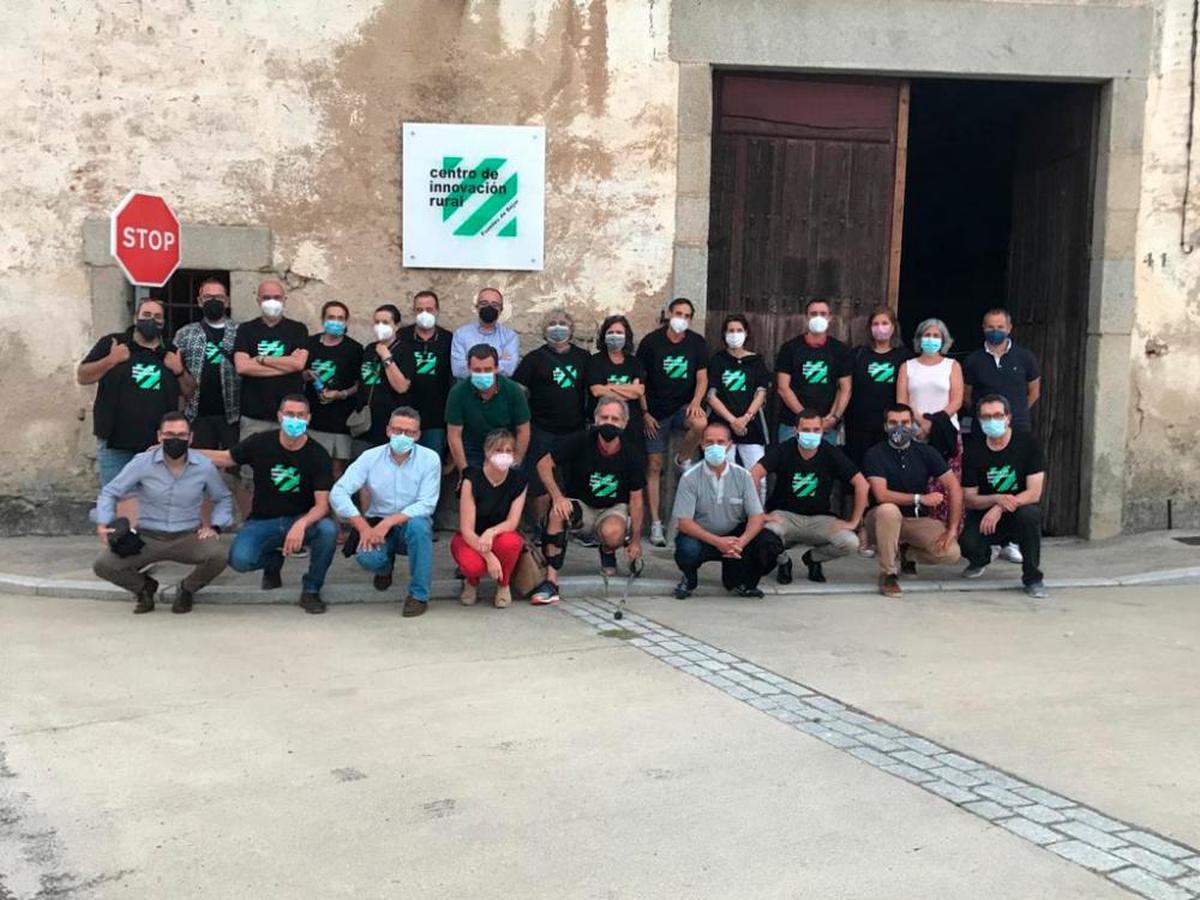 Imagen de los participantes en la inauguración del centro de innovación abierto en Fuentes de Béjar.