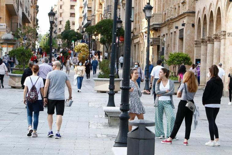 Viandantes por la calle Zamora.