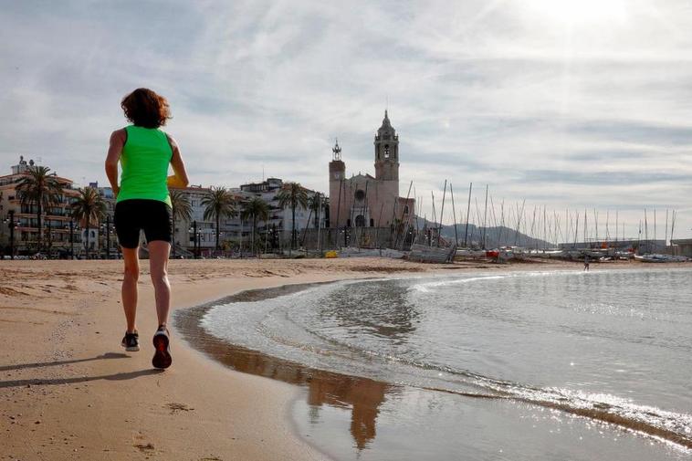 El correr descalzos a la orilla del mar tiene más impacto sobre el sistema musculoesquelético que si se hiciera por el campo.