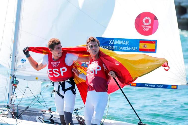 Los regatistas españoles Jordi Xammar y Nicolás Rodríguez celebran la medalla de bronce