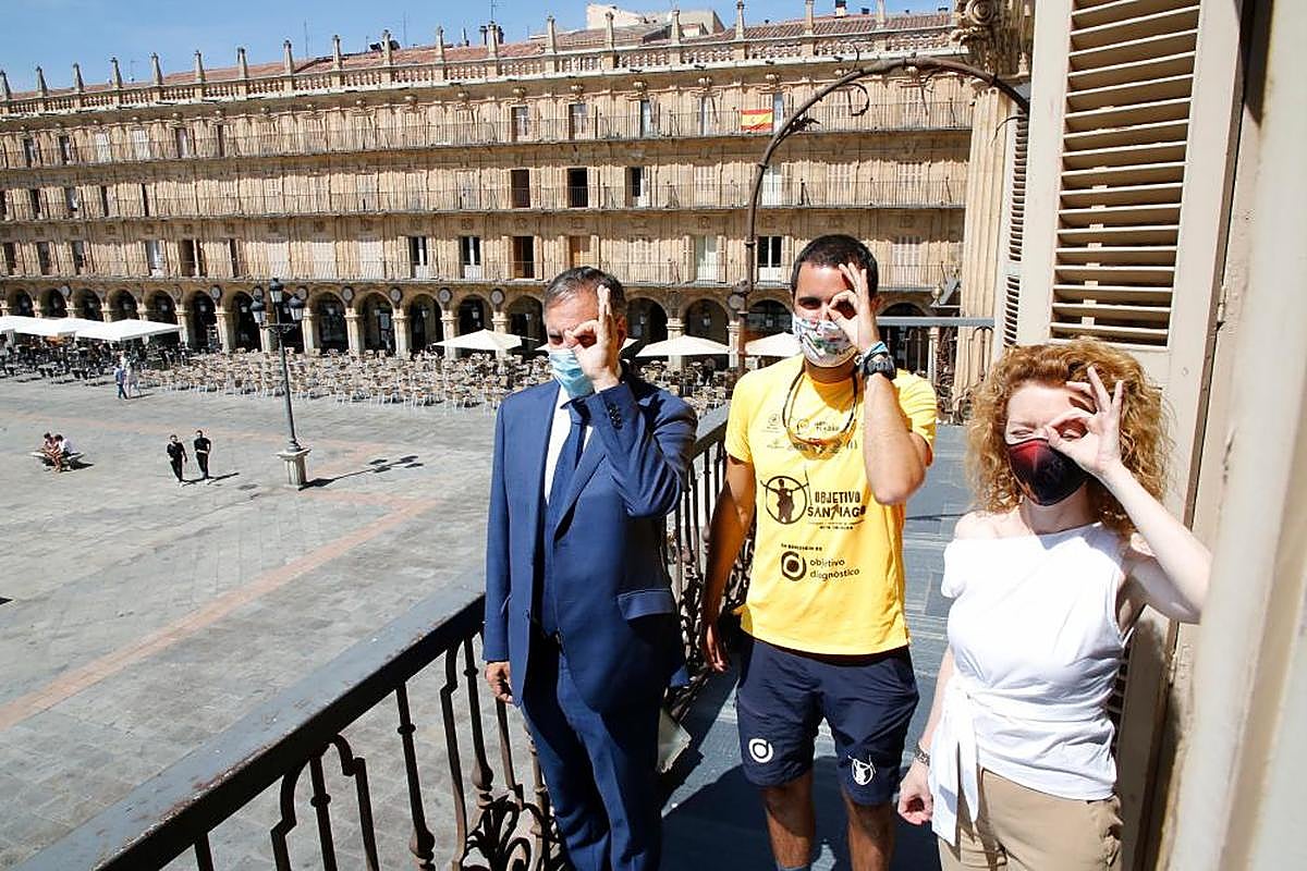 Pedro Hidalgo junto a Carlos García Carbayo y Ana Suárez.