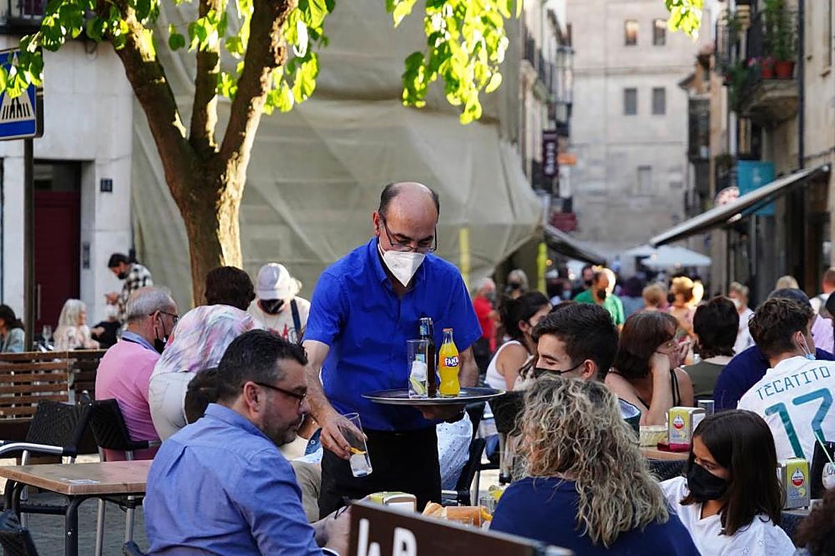 Un camarero trabajando en la terraza de un negocio de hostelería. I LAYA