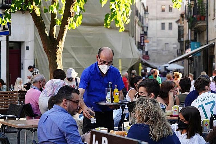 Un camarero trabajando en la terraza de un negocio de hostelería. I LAYA