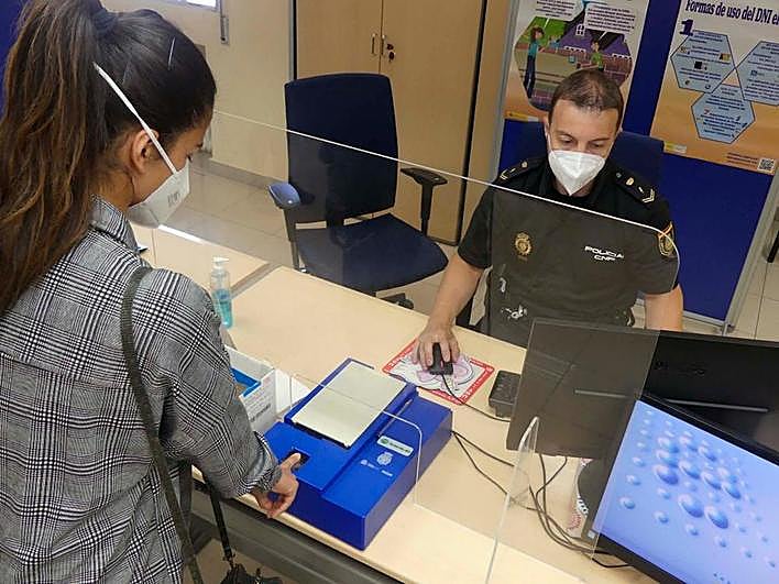 Una joven registra su huella en la oficina de expedición del DNI en Salamanca.