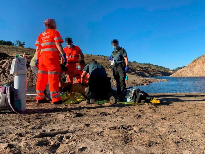 Rescate del pescador en el pantano de Irueña.