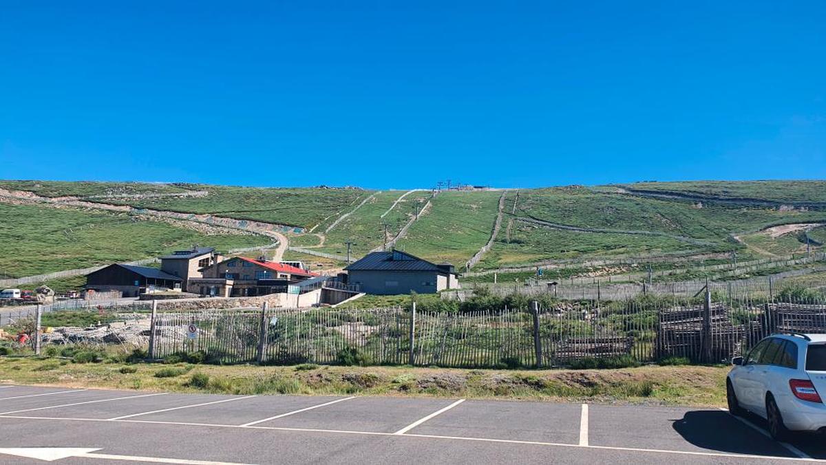 Imagen de las instalaciones de la estación de esquí Sierra de Béjar-La Covatilla en verano.