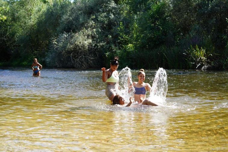 Bañistas en el río Tormes en La Aldehuela.