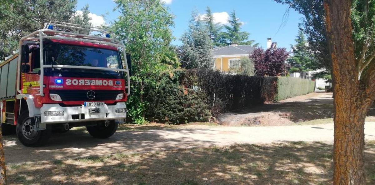 Los bomberos en otra actuación en Valdelagua.